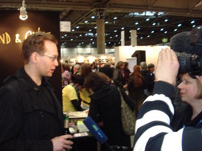 Clemens Meyer mit Kamerateam an Stand von Voland & Quist